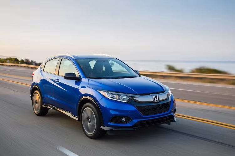 Phiên bản thể thao HR-V Sport được tích hợp hệ thống màn hình giải trí 7 inch có kết nối điện thoại. Cuối cùng là gói công nghệ an toàn Honda Sensing từ bản EX trở lên.