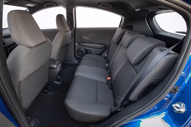 So với bản 2019, một số trang bị nâng cấp của bản 2020 phải kể tới như mâm xe 18 inch mới, hệ thống đèn pha Full-LED, đèn sương mù với viền mạ chrome màu tối.