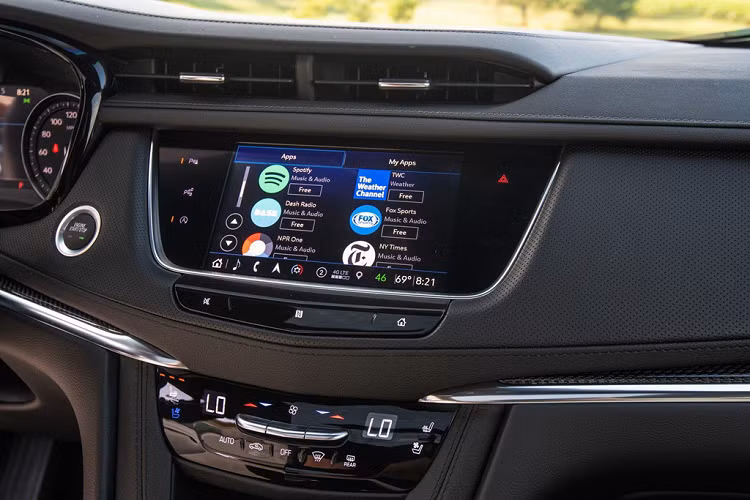 Hệ thống thông tin giải trí 8 inch của Cadillac XT5 2020 chạy phần mềm mới nhất, cách thức điều khiển cũng dễ dàng hơn. Chức năng sạc smartphone không dây và kết nối NFC cũng được bổ sung.