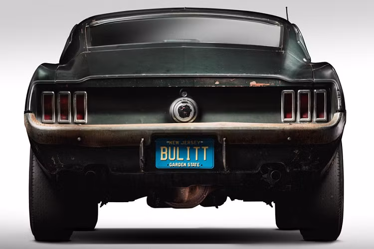 Gắn liền với cảnh rượt đuổi mang tính biểu tượng với chiếc Dodge Charger trên đường phố San Francisco, chỉ có 2 chiếc Mustang GT được sản xuất cho cảnh phim này. Sau khi đoàn phim đóng máy, chiếc Mustang còn nguyên vẹn duy nhất được bán cho một nhân viên của Warner Bros là Robert Ross.