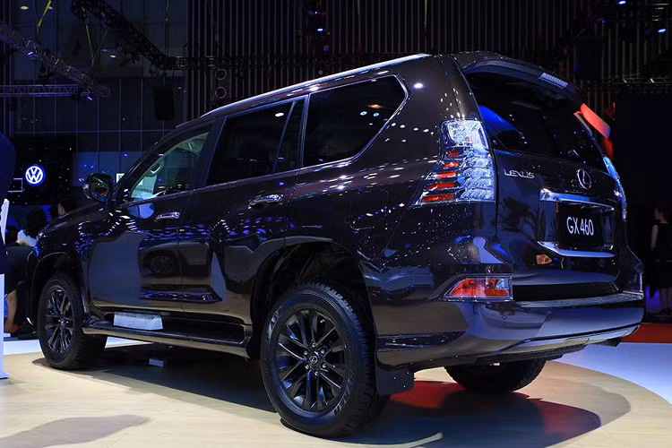 Cận cảnh cụm đèn chiếu sáng trước sắc nét và ấn tượng của GX460 2020. Theo Lexus, GX460 2020 được trang bị rất nhiều các công nghệ hỗ trợ người lái tiên tiến như hệ thống thanh cân bằng thủy động lực học điện tử, hệ thống treo tự động thích ứng AVS với bộ giảm xóc điều khiển tự động thích nghi mặt đường, 3 chế độ lái bao gồm Sport, Comfort và Normal.