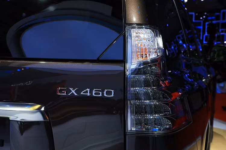 Về truyền động, Lexus GX460 2020 tiếp tục sử dụng khối động cơ V8 4.6L với công suất đầu ra 301 mã lực và mô-men xoắn 446 Nm như thế hệ trước. Đi kèm với đó còn là hệ dẫn động 4 bánh toàn thời gian và hộp số tự động 6 cấp, vi-sai LSD Torsen.
