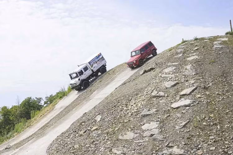 Đến năm 1953 thì Unimog chính thức được gắn trên mình logo ngôi sao 3 cánh của Mercedes.