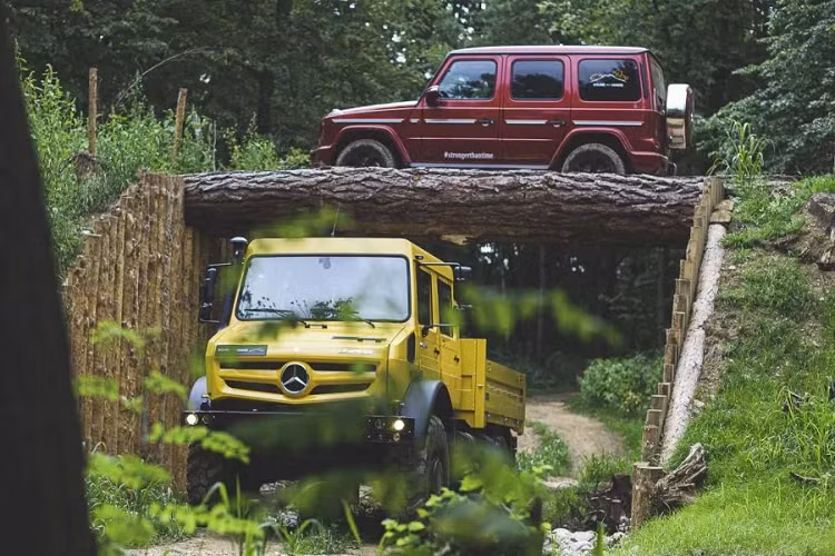 Tính đến nay, mẫu xe tải Mercedes-Benz Unimog đã có tuổi đời hơn 70 năm. Trong khi đó, dòng G-Class chỉ mới 40 tuổi.