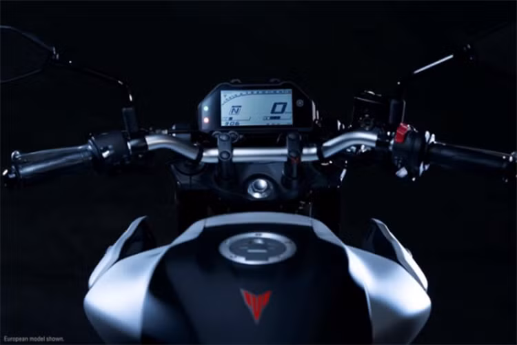Thứ tư đó chính là tay lái đã được hãng xe máy Yamaha định vị lại nhằm tăng khả năng linh hoạt hơn trong quá trình vận hành chiếc xe, vị trí tay lái thấp hơn giúp trọng tâm của người điều khiển chồm hơn về phía trước nhằm tăng sự ổn định của chiếc xe khi chạy tốc độ cao.