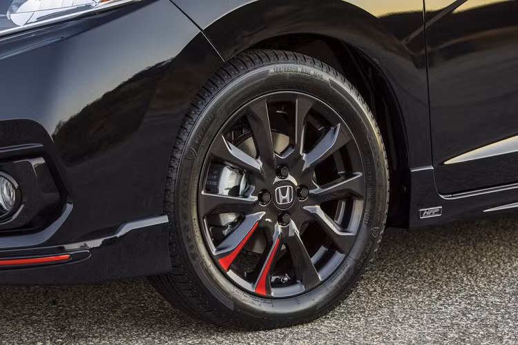 Mẫu xe Honda cỡ nhỏ tiết kiệm nhiên liệu vượt trội, lần lượt ở mức 7,1/5,8/6,5 lít/100 km (đô thị/cao tốc/hỗn hợp) trên bản LX CVT.