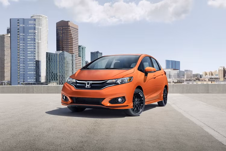 Bản tiêu chuẩn Honda Fit LX 2020 bán ra từ 17.120 USD (tương đương khoảng 398 triệu đồng) được trang bị hộp số sàn 6 cấp với thiết kế thuần hơn. Khách hàng muốn kiểu dáng thể thao hơn có thể chọn bản Sport giá 18.530 USD (tương đương 428 triệu đồng).