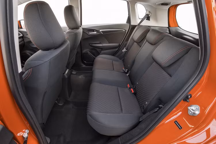 Một trong những đặc điểm được đánh giá cao của Honda Fit 2020 là thiết kế bình nhiên liệu đặt dưới ghế trước.