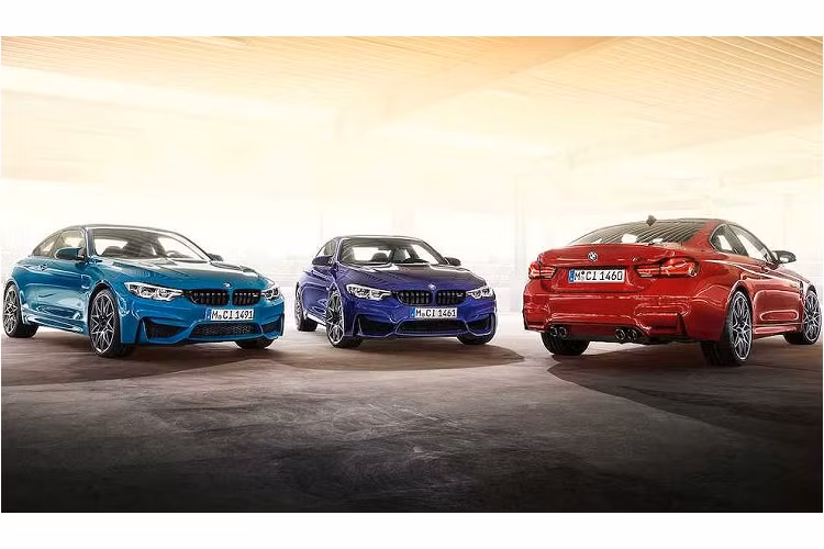Chỉ được bán với kiểu thân xe coupe, nhưng BMW sẽ cung cấp cho khách hàng mua BMW M4 Edition M Heritage một số tuỳ chọn màu đặc biệt như Laguna Seca Blue, Velvet Blue hoặc Imola Red II. Dọc theo mui là một dải chỉ trang trí 3 màu nêu trên - những màu sắc đặc trưng của bộ phận M. BMW cho biết các dải màu này sẽ được in lên mui carbon thông qua quy trình đặc biệt.
