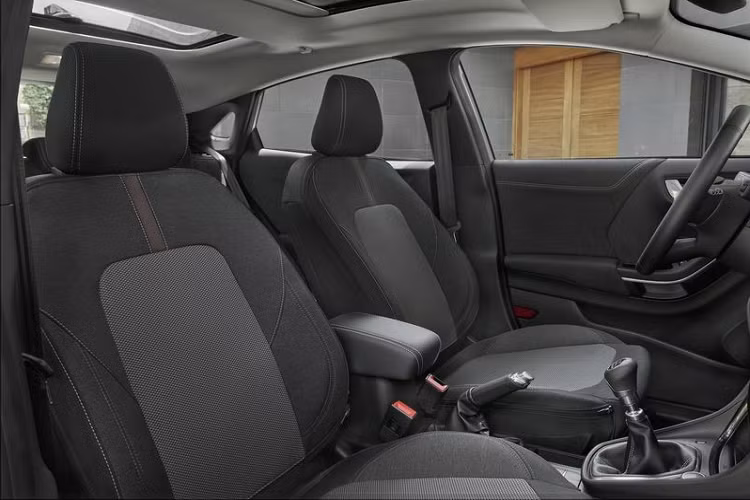 Về công nghệ, Ford Puma Titanium X 2020 sở hữu hệ thống duy trì xe ở trung tâm làn đường với tính năng phát hiện cạnh đường, hỗ trợ giảm thiểu va chạm trước với phát hiện người đi bộ, hệ thống nhận diện biển báo tốc độ và kiểm soát hành trình thích ứng với Stop &amp; Go.