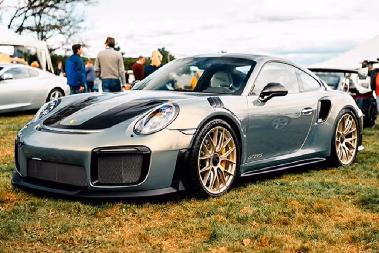 Series 911 GT2 là một dòng xe thể thao hiệu suất cao mà Porsche đã phát triển từ năm 1992 cho đến nay. Mẫu xe Porsche 911 GT2 RS được phát triển dựa trên 911 Turbo và được trang động cơ tăng áp kép tương tự nhưng đã được nâng cấp.