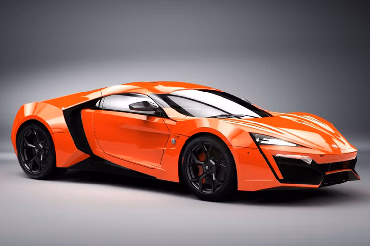 Lykan Hypersport gây choáng ngợp ngay từ ánh nhìn đầu tiên với hệ thống đèn pha dạng LED nạm 420 viên kim cương đắt giá với khối lượng 15 carat. Bên cạnh đó, W Motors còn nâng tầm đẳng cấp của Hypersport bằng cách sử dụng chỉ thêu mạ vàng cho các chi tiết nhỏ bên trong khoang nội thất của xe.
