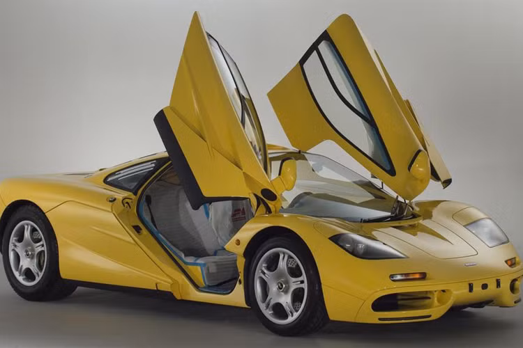 McLaren F1 dát vàng "20 năm tuổi". McLaren F1 này có ngoại thất màu vàng, được chế tạo thủ công bằng sợi carbon. Đặc biệt, nội thất của xe vẫn được bọc các lớp bảo vệ kể từ khi được sản xuất từ năm 1997 cho đến nay.