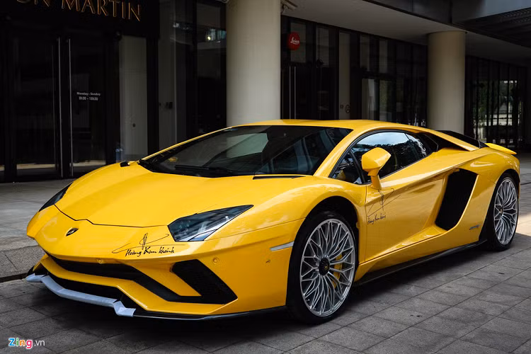 "Siêu bò" này có nhiều nét tương đồng với phiên bản hiệu suất cao Aventador SV và đàn em Huracan. Theo hãng siêu xe Italy, cản trước mới của Aventador S giúp tăng lực ép lên 130% và tăng độ bám đường thêm 50% so với bản tiêu chuẩn. 