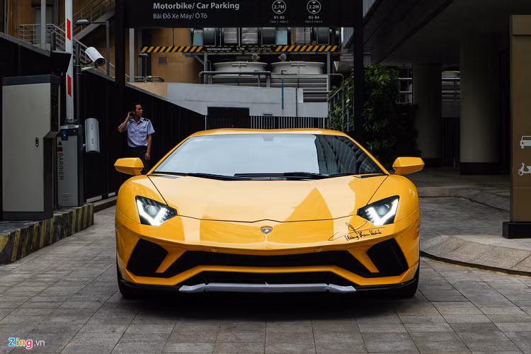 Đây là siêu xe đắt giá nhất tham dự hành trình Car Passion 2019, thuộc sở hữu của một đại gia thẩm mỹ. Qua lần chỉnh sửa, điểm thay đổi đáng chú ý là cản trước carbon của chiếc xe đã được thay mới nhưng vẫn ở dạng nguyên bản.