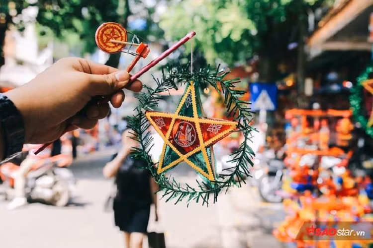 Những chiếc đèn lồng thủ công truyền thống vẫn là mặt hàng bán chạy nhất. Đây là món đồ chơi quen thuộc với tất cả các thế hệ người Việt mỗi khi đến dịp Rằm tháng 8. 