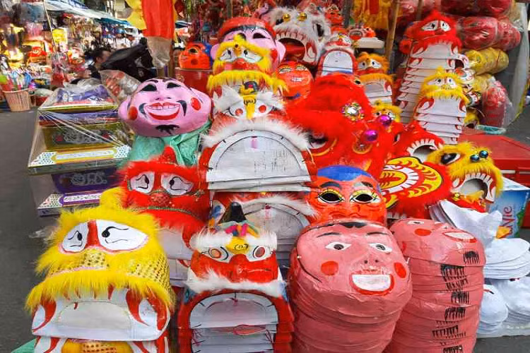 Mặt nạ giấy bồi với các khuôn hình quen thuộc như ông Địa, chú Tễu, Chí Phèo, Thị Nở… cũng vẫn được yêu thích. Ảnh: laodongthudo.vn 