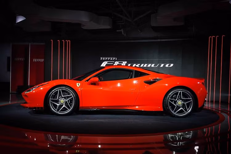 Ferrari F8 Tributo ra mắt Thái Lan. Như vậy sau Việt Nam, đại gia Thái giờ mới được giới thiệu Ferrari F8 Tributo chính hãng. Khác biệt duy nhất của nhà giàu Thái với giới đại gia Việt chính là họ được quyền đặt mua ngay. Giá xe Ferrari F8 Tributo chính hãng từ 25,2 triệu Baht, tương đương 19,27 tỷ đồng. Thời gian giao hàng dự kiến vào đầu năm 2020.