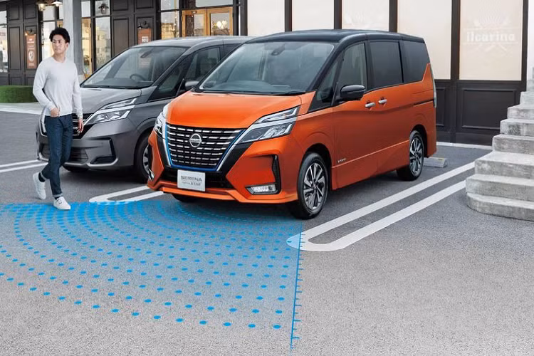 Riêng phiên bản Nissan Serena Highway Star hàng đầu sẽ có được lưới tản nhiệt lớn hơn so với bản chuẩn, ngoài ra xe còn được trang bị đèn hậu LED với các chi tiết mạ crôm thể thao và cản sau thiết kế lại.