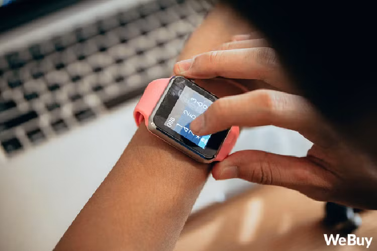 Menu chính cũng là dạng bong bóng như Apple Watch nhưng đơn giản hơn nhiều.