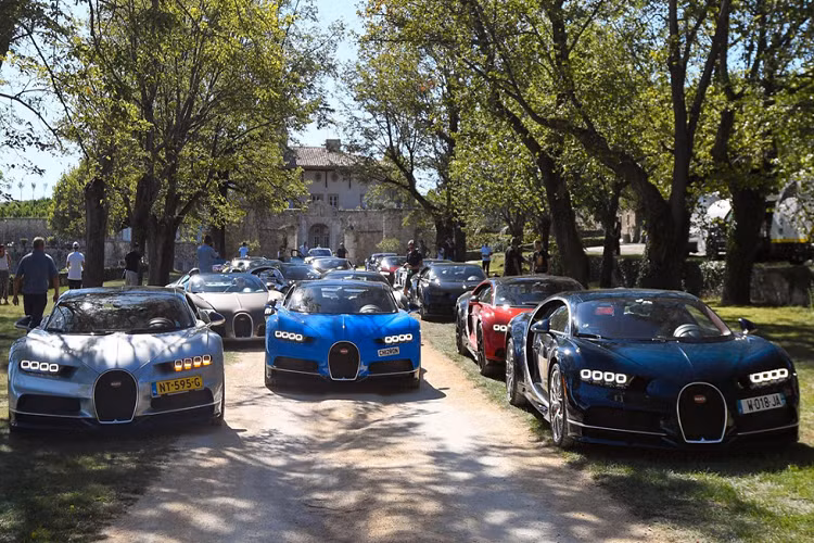 Tên tuổi Bugatti gắn liền với những mẫu xe nhanh nhất và đắt tiền bậc nhất thế giới. Những chủ sở hữu Bugatti đều thuộc giới siêu giàu và việc mua được một chiếc Bugatti không đơn giản bởi số lượng sản xuất siêu xe này khá hạn chế. 