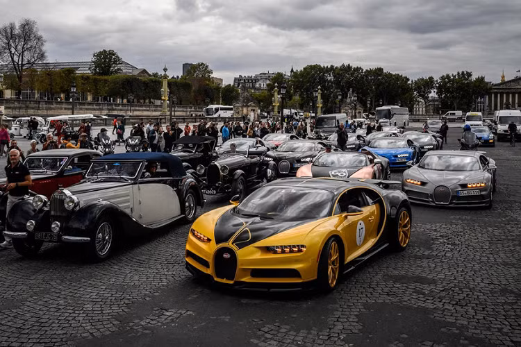 Bugatti Chiron là mẫu siêu xe mới nhất của Bugatti. Chiếc xe này vừa đạt tốc độ 483 km/h, phá kỷ lục thế giới trên đường thử tại Đức, song kết quả này vẫn chưa được tổ chức Guinness ghi nhận một cách chính thức bởi cần phải thực hiện ở cả 2 chiều đường thử (Chiron chỉ được thử nghiệm trên một chiều). 