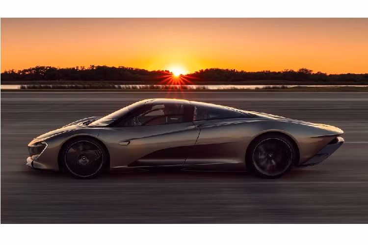 Cụ thể trong tuần qua, bản thử nghiệm của chiếc siêu xe McLaren Speedtail (hay XP2) đã chính thức cán mốc hơn 400 km/h tại đường chạy Johnny Bohmer Proving Ground trong Trung tâm Kennedy Space ở Florida, Mỹ. Mặc dù chưa được công nhận hợp pháp tại Mỹ, McLaren XP2 đã bỏ xa con số 386,4 km/h trước đó được thực hiện bởi chiếc F1 huyền thoại.