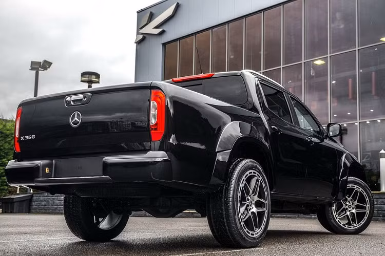 Không có bất cứ thay đổi nào ở hệ truyền động, Mercedes X-Class độ từ Kahn vẫn sử dụng động cơ dầu diesel 3.0 lít, sản sinh công suất 254 mã lực và mô-men xoắn cực đại 550Nm, sức mạnh được gửi đến các bánh xe thông qua hộp số tự động 7 cấp.