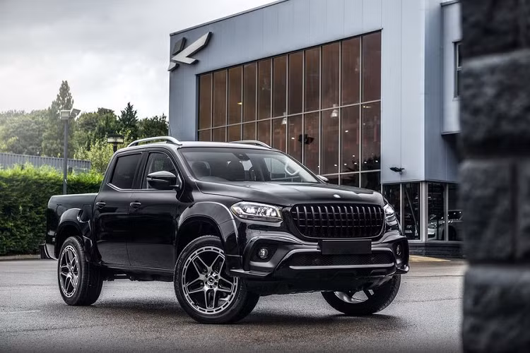 MMặc dù bản độ Mercedes-Benz X-Class hầm hố hơn, nhưng nó vẫn sở hữu rất nhiều tính năng cao cấp như hệ thống âm thanh 8 loa, ghế trước chỉnh điện có sưởi, định vị vệ tinh, Bluetooth, radio DAB, kiểm soát hành trình, đèn pha cảm biến hoàng hôn, cần gạt nước mưa cảm biến, cảm biến đỗ xe...