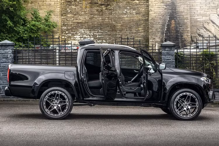 Điểm nhấn của chiếc X-Class của Kahn chính là toàn bộ thân xe được phủ trong sắc đen huyền bí, bao gồm cả lưới tản nhiệt trung tâm kiểu AMG độc đáo. Bên cạnh đó, cản trước đã được làm lại, các vòm bánh xe cũng vuông vắn, cơ bắp hơn, các đường viền cửa sổ sơn đen, xe cưỡi trên bộ la-zăng 22 inch màu đen và có cửa kính riêng tư phía sau.