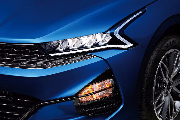 Từ phía sau, Optima mới mang cụm đèn hậu LED trải dài sắc nét hơn tương tự như Sonata thế hệ mới. Để tăng sự thể thao, Kia không quên trang bị một cánh lướt gió liền thân cho Optima. Tùy thuộc vào phiên bản, Optima sẽ đi cùng với “dàn chân” lắp mâm 16 – 19 inch