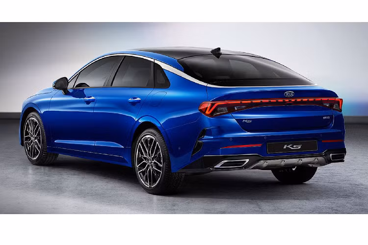 Tương tự như “người anh em” Hyundai Sonata, Kia Optima mới mang phong cách fastback thể thao, phần đầu xe là điểm nhấn ấn tượng nhất với các hốc gió và đèn pha đầy sự hấp dẫn, thiết kế tuy mang góc cạnh nhưng vẫn không đánh mất sự hài hoà gợi cảm của một chiếc sedan. Bên cạnh lưới tản nhiệt hình chữ nhật tạo hình mũi hổ đặc trưng của Kia.