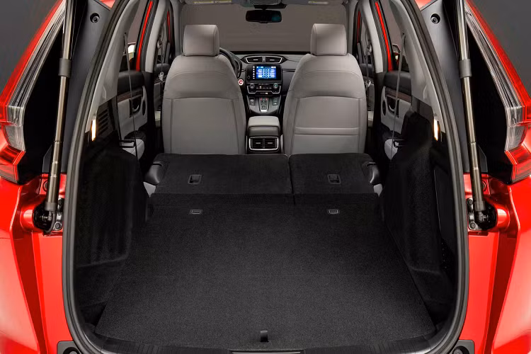 Bên dưới ngoại hình mới, chiếc Honda CR-V Hybrid vẫn sở hữu cụm động cơ cũ (tương tự với Accord Hybrid). Động cơ 4 xy lanh 2.0L kết hợp cùng 2 mô tơ điện, cho tổng công suất 212 mã lực. Với bộ pin được đặt bên dưới sàn, CR-V Hybrid hứa hẹn vẫn sẽ có nhiều không gian cho khoang hành lý.