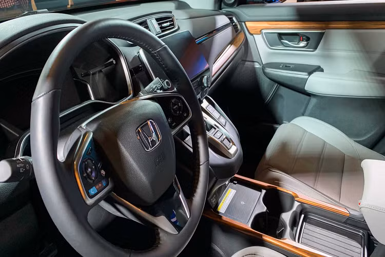 Mặc dù chưa công bố số liệu tiêu hao nhiên liệu nhưng Honda tự tin rằng chiếc CR-V Hybrid hoạt động hiệu quả hơn phiên bản cũ đến 50% (tính trên đường nội thành). Điều này tương đương với mức 5.6 L/100km (đường nội thành).