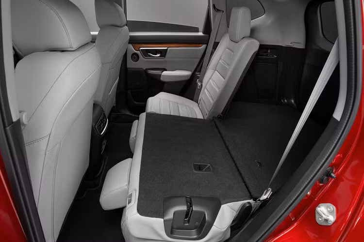 CR-V Hybrid có 3 chế độ lái gồm ECO, Sport và EV. Xe sở hữu bàn sạc điện thoại không dây, điều chỉnh giao diện của cụm đồng hồ, thêm thông tin về động cơ, màn hình cảm ứng 7 inch tương thích Apple CarPlay và Android Auto, hệ thống định vị... Ngoài ra xe còn sở hữu khởi động động cơ từ xa, điều hòa nhiệt độ 2 vùng khí hậu, cổng sạc USB ở hàng ghế sau, sưởi và chỉnh điện ghế trước...