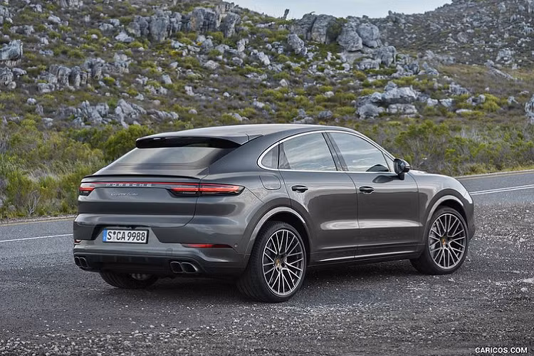 Về truyền động, hãng xe ôtô Porsche trang bị tuỳ chọn 2 khối động cơ riêng biệt cho 2 phiên bản tiêu chuẩn và Turbo. Cụ thể, với phiên bản tiêu chuẩn sẽ sở hữu khối động cơ 6 xy-lanh 3.0L tăng áp cho công suất tối đa 340 mã lực và 450 Nm mô-men xoắn. Khối động cơ này giúp Cayenne Coupe tăng tốc từ 0 - 100km/h chỉ với 6 giây trước khi đạt tốc độ tối đa 243 km/h. Với phiên bản hiệu suất cao - Turbo sẽ được trang bị khối động cơ V8 4.0L với công nghệ tăng áp kép để cho ra công suất tối đa 550 mã lực và mô-men xoắn 770 Nm.