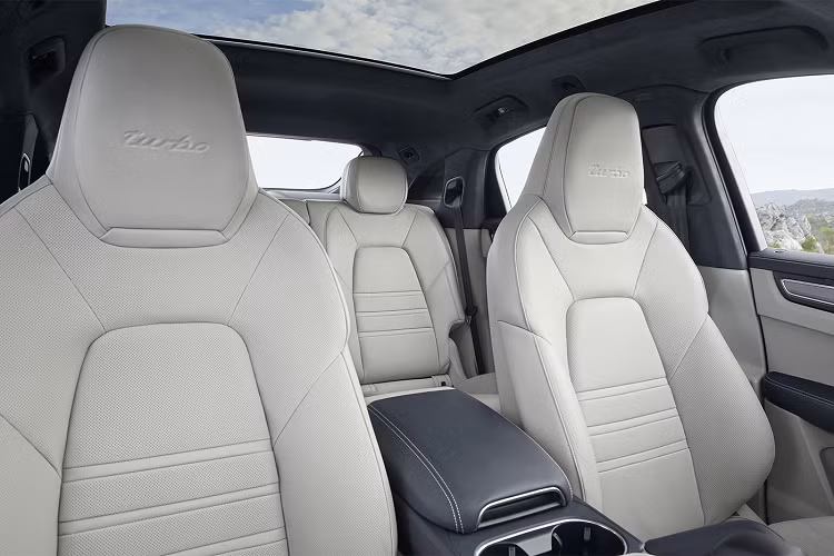 So với Cayenne thông thường, hàng ghế sau đã được đặt thấp hơn 30mm. Khoang hành lý tiêu chuẩn có dung tích 622 lít và có thể tăng lên 1.537 lít ở mức tối đa khi gập gọn hàng ghế sau. Phiên bản Turbo sẽ có cốp nhỏ hơn một chút với hai con số tương ứng là 600 lít và 1.509 lít.