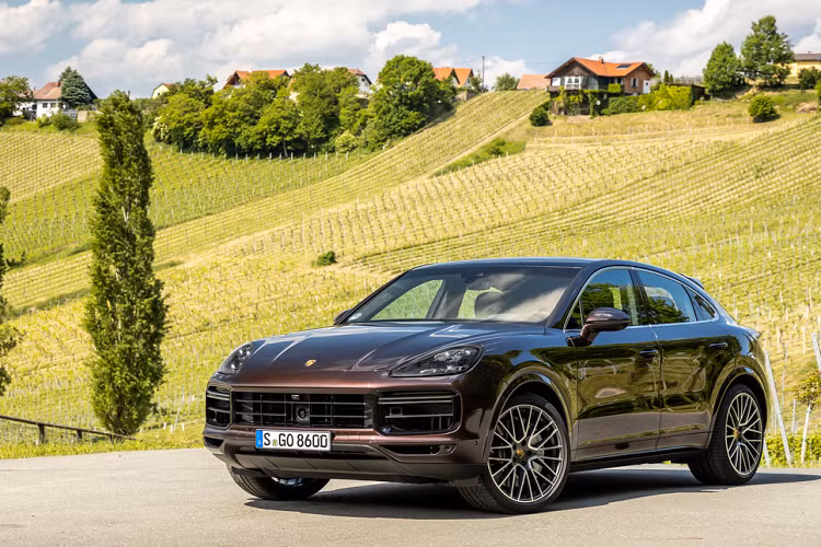Điểm nổi bật trên Porsche Cayenne Coupe thế hệ mới nằm ở các đường thiết kế sắc nét hơn so với bản Cayenne thông thường. Đuôi xe được thiết kế vát thẳng xuống từ mui tới đuôi xe tạo cảm giác độc đáo và nổi bật, điều đó kết hợp với cánh gió chủ động và trần kính toàn cảnh cố định càng gia tăng vẻ thể thao và cuốn hút cho mẫu SUV lai coupe này.