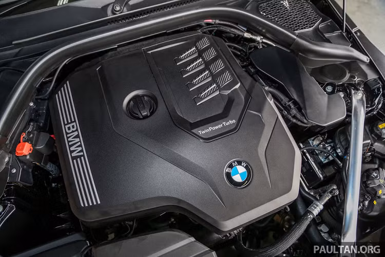 Mẫu xe thể thao BMW Z4 sDrive30i được trang bị động cơ tăng áp 4 xy-lanh, dung tích 2.0L sản sinh công suất 255 mã lực tại 5.000-6.000 vòng/phút và mô-men xoắn cực đại 400 Nm tại 1.550-4.400 vòng/phút. Xe có khả năng tăng tốc 0-100 km/h trong 5,4 giây và tốc độ tối đa 250 km/h. Đi kèm là hệ dẫn động cầu sau và hộp số tự động 8 cấp ZF. 