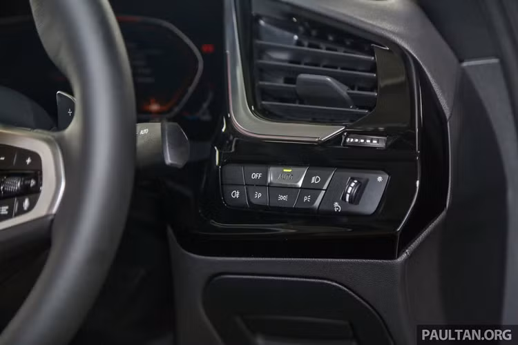 Các tính năng an toàn tiêu chuẩn của BMW Z4 Roadster 2020 gồm có cảnh báo va chạm phía trước, phát hiện người đi bộ tích hợp hệ thống phanh thông minh, cảnh báo lệch làn đường.