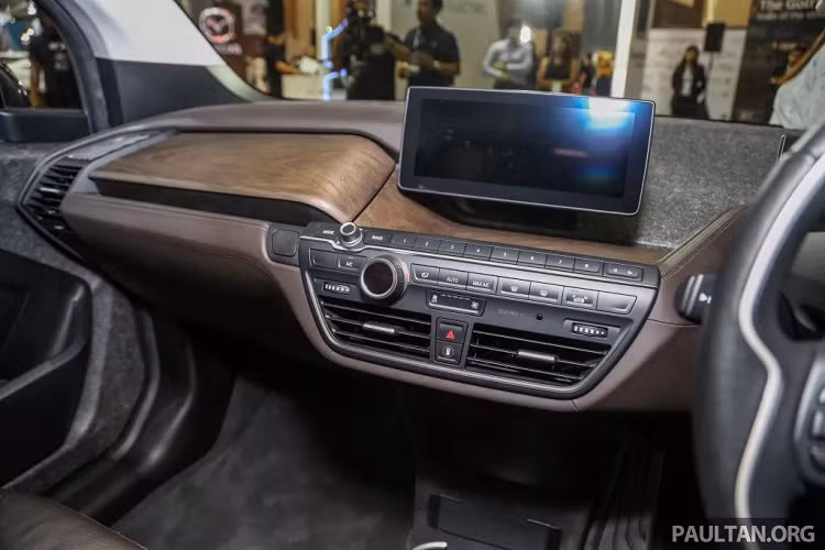 Giống như trên i3, i3s được phát triển dựa trên nền tảng BMW i LifeDrive với thân xe làm bằng nhựa gia cố sợi carbon (CFRP) và mô-đun Drive được làm hoàn toàn bằng nhôm.
