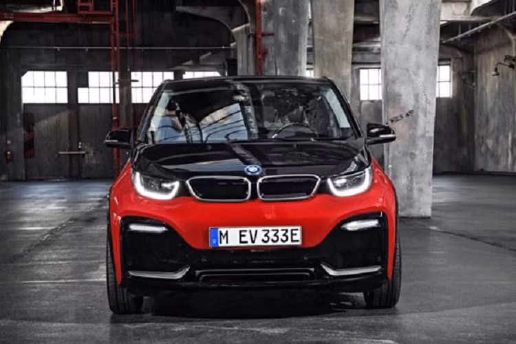 Nhìn chung, i3s có công suất tăng 14 mã lực và 20 Nm so với bản i3 thông thường. Với sức mạnh hơn 180 mã lực, i3s có khả năng tăng tốc từ 0 – 100 km/ h trong 6,9 giây trước khi đạt tốc độ tối đa 160 km/ h. Để cung cấp năng lượng cho động cơ điện tử, i3s đi kèm với pin lithium-ion (42,2 kWh/ 120 Ah) được bố trí dưới sàn xe.