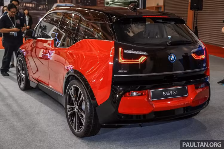 Pin của BMW i3s được hãng xe sang BMW bảo hành 08 năm hoặc 100.000 km và được cấu tạo thành từ 8 mô-đun. Rất khó có khả năng các chủ sở hữu sẽ phải thay thế tất cả các mô-đun khi sử dụng trọn đời chiếc xe, nếu cần thiết phải thay thế xe sẽ thông báo cho chủ sở hữu. Được biết, chi phí của một mô-đun là 7.300 RM (khoảng 40 triệu đồng).