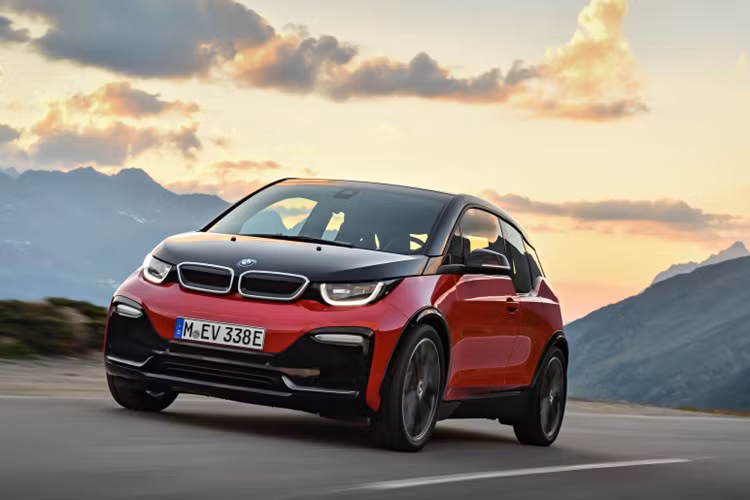  Xe ôtô điện BMW i3s về cơ bản là một phiên bản thể thao hơn của dòng i3 được hãng xe Đức giới thiệu vào cuối tháng 08/2017, i3s được xem là một phiên bản nâng cấp facelift giữa đời cho dòng xe i3. "Trái tim" i3s sử dụng một động cơ điện cải tiến sản sinh công suất tối đa 184 mã lực (137 kW) và mô men xoắn cực đại 270Nm.