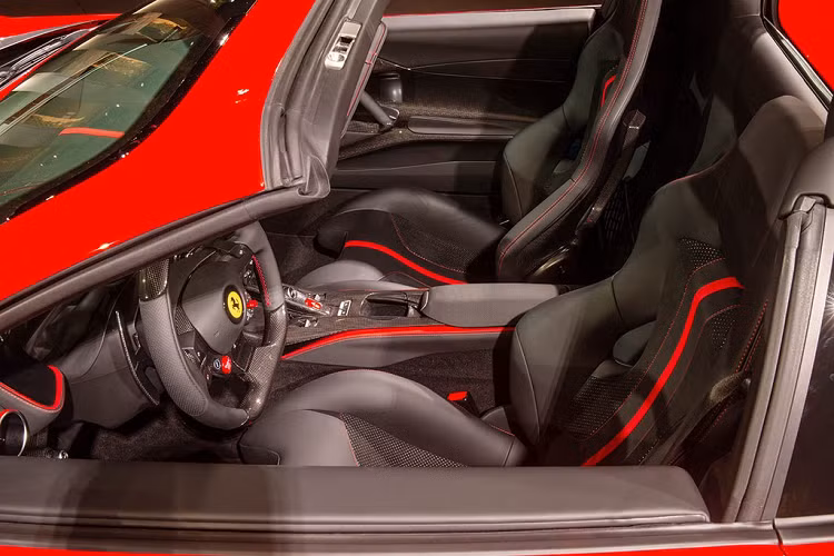 Mặc dù tăng cân, nhưng Ferrari đảm bảo rằng 812 GTS vẫn có cảm giác lái nhanh nhạy và chính xác như 812 Superfast nhờ có hệ thống giảm xóc từ tính được cân chỉnh lại.