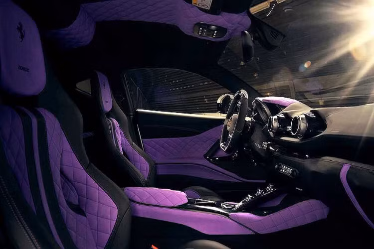 Và không chỉ có ngoại thất, Novitec cũng có thể dọn lại toàn bộ nội thất của 812 Superfast theo mọi ý tưởng và sở thích của khách hàng. Để chứng mình điều này, hãng đã bọc lại hoàn toàn cabin của chiếc xe "demo" với màu tím khá lòe loẹt kết hợp với tông đen. Vật liệu được sử dụng trên bản độ là alcantara nhưng đương nhiên, người mua xe cũng có thể đặt bọc cabin trong những loại da cao cấp nhất.