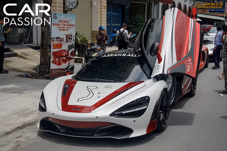 Dẫn đầu đoàn xe chính là chiếc siêu xe McLaren 720s màu đỏ Memphis thuộc sở hữu của trưởng đoàn CarPassion – anh Hứa Hà Phương. Được biết, ngay sau khi tham dự lễ khai trương nhà hàng C.Tao thứ ba, anh sẽ điều khiển siêu xe này với vai trò là xe dẫn đoàn trên hành trình tiền trạm cho Asean Rally dự kiến sẽ diễn ra vào tháng 10/2020.