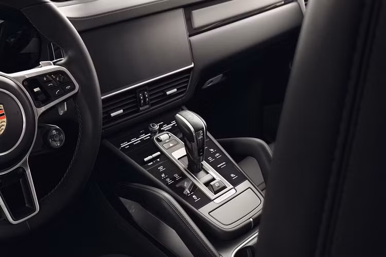 Về động cơ, Cayenne Turbo S E-Hybrid Coupe sở hữu cỗ máy V8 4.0 lít Twin-turbo, cho công suất cực đại 541 mã lực kết hợp với 134 mã lực từ một mô-tơ điện. Tổng công suất được công bố trên chiếc SUV này lên tới 670 sức ngựa và 900 Nm mô-men xoắn cực đại, mạnh hơn cả chiếc Lamborghini Urus.