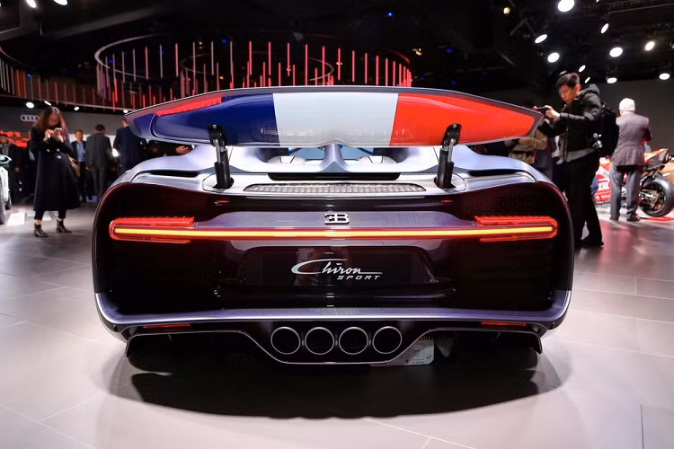 1 huy hiệu "110 Ans Bugatti" xuất hiện bên hông cửa kính của ghế lái hay tựa đầu ghế ngồi là đặc điểm dễ nhận ra nhất của Bugatti Chiron Sport 110 Ans Edition so với Bugatti Chiron Sport. Chưa hết, vỏ gương của siêu xe bản kỷ niệm 110 năm sinh nhật Bugatti còn có 3 sọc màu xanh dương, trắng và đỏ tượng trưng cho Quốc kỳ của nước Pháp.