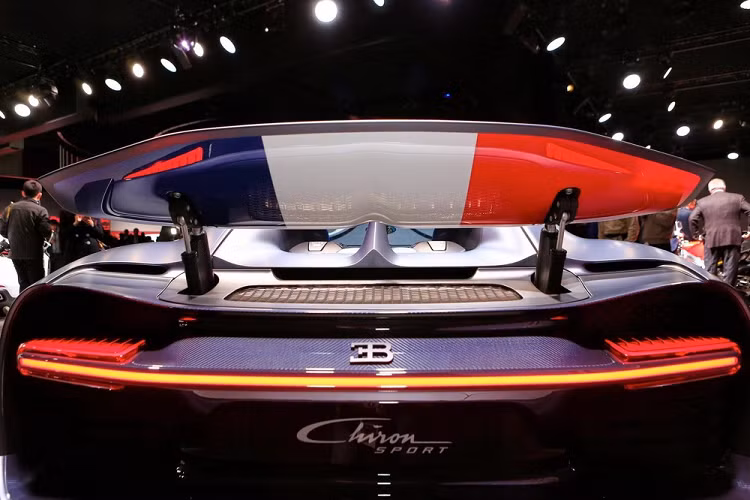Mở cửa bước vào khoang lái Bugatti Chiron Sport 110 Ans Edition, nội thất của xe có ghế bọc da màu xanh Deep Blue trang trí thêm da Alcantara và chèn thêm cả sợi carbon. Nhiều điểm nhấn màu đỏ, trắng và xanh cũng là sự thú vị cho "nội y" của Bugatti Chiron Sport 110 Ans Edition.